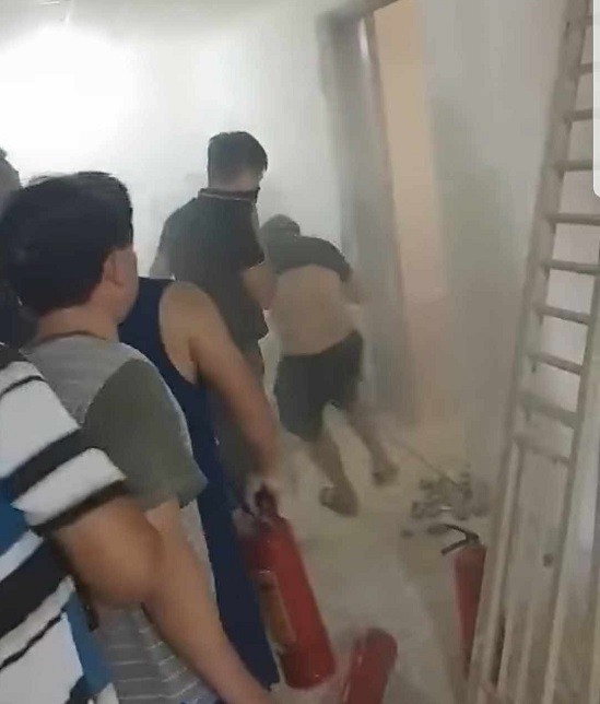 Người dân kịp thời phá cửa dập lửa Người dân kịp thời phá cửa dập lửa