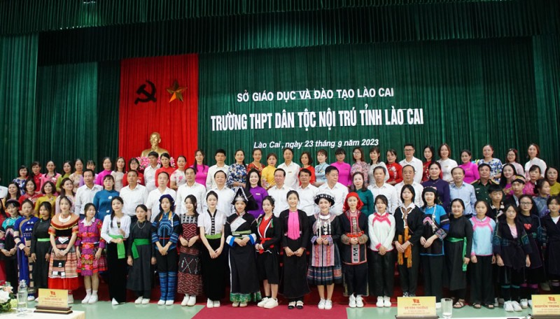 Chủ tịch nước Võ Văn Thưởng cùng đoàn công tác và lãnh đạo tỉnh Lào Cai chụp ảnh lưu niệm tại Trường THPT DTNT tỉnh Lào Cai