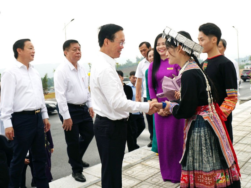 Trường THPT DTNT tỉnh long trọng đón đoàn và tặng hoa Chủ tịch nước Võ Văn Thưởng Tham quan Nhà trường