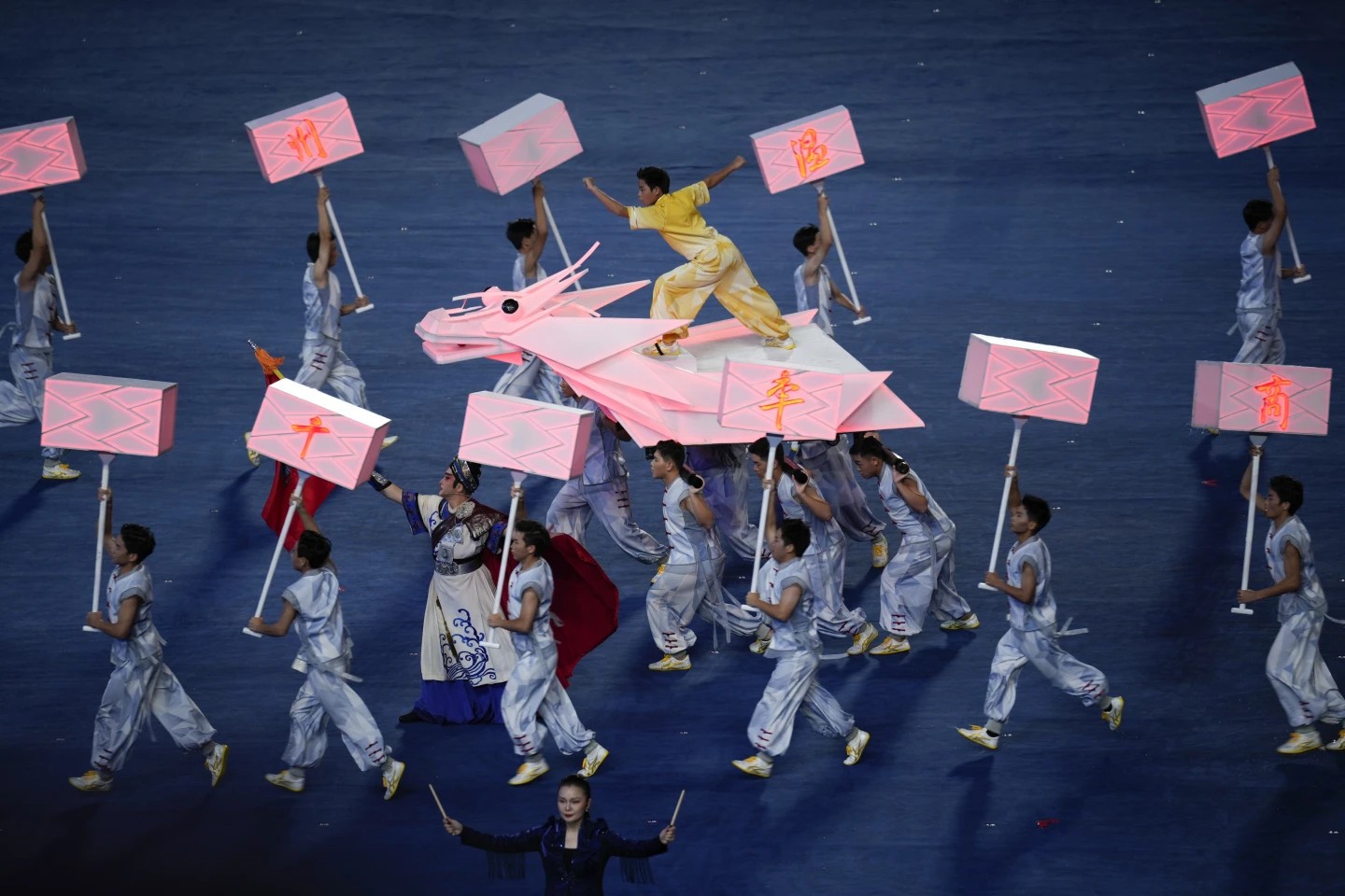 Sắc màu truyền thống của Trung Quốc tái hiện tại Lễ khai mạc. Ảnh: AP Sắc màu truyền thống của Trung Quốc tái hiện tại Lễ khai mạc. Ảnh: AP