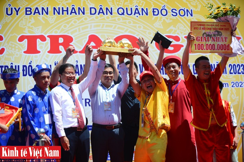 Ban tổ chức trao giải cho chủ trâu Lưu Đình Nam. Ảnh: NGỌC SƠN Ban tổ chức trao giải cho chủ trâu Lưu Đình Nam. Ảnh: NGỌC SƠN