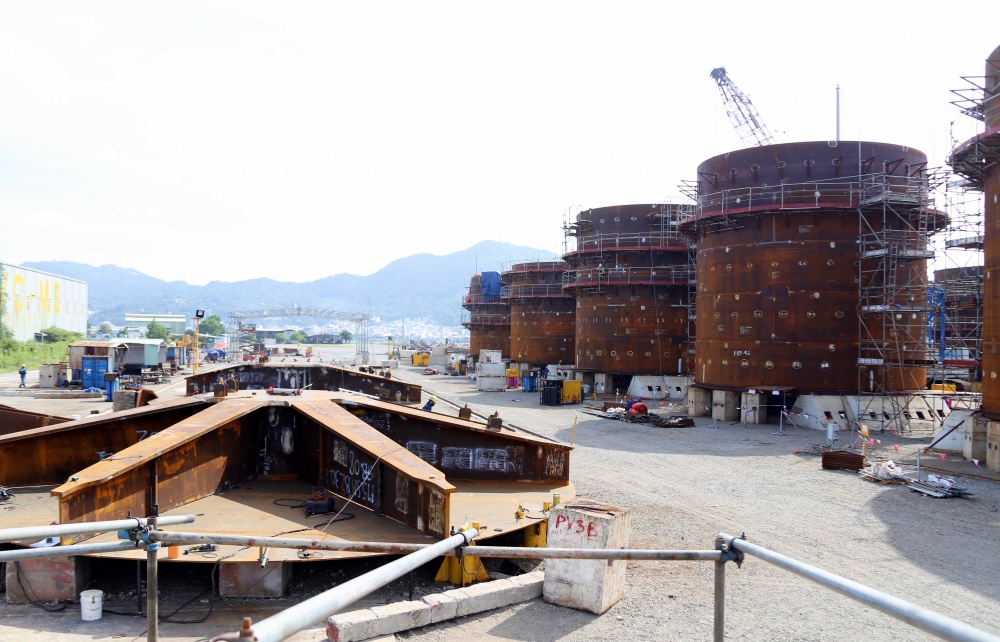 Chủ tịch HĐTV Petrovietnam Hoàng Quốc Vượng thăm khu vực cảng chế tạo chân đế điện gió Chủ tịch HĐTV Petrovietnam Hoàng Quốc Vượng thăm khu vực cảng chế tạo chân đế điện gió ngoài khơi