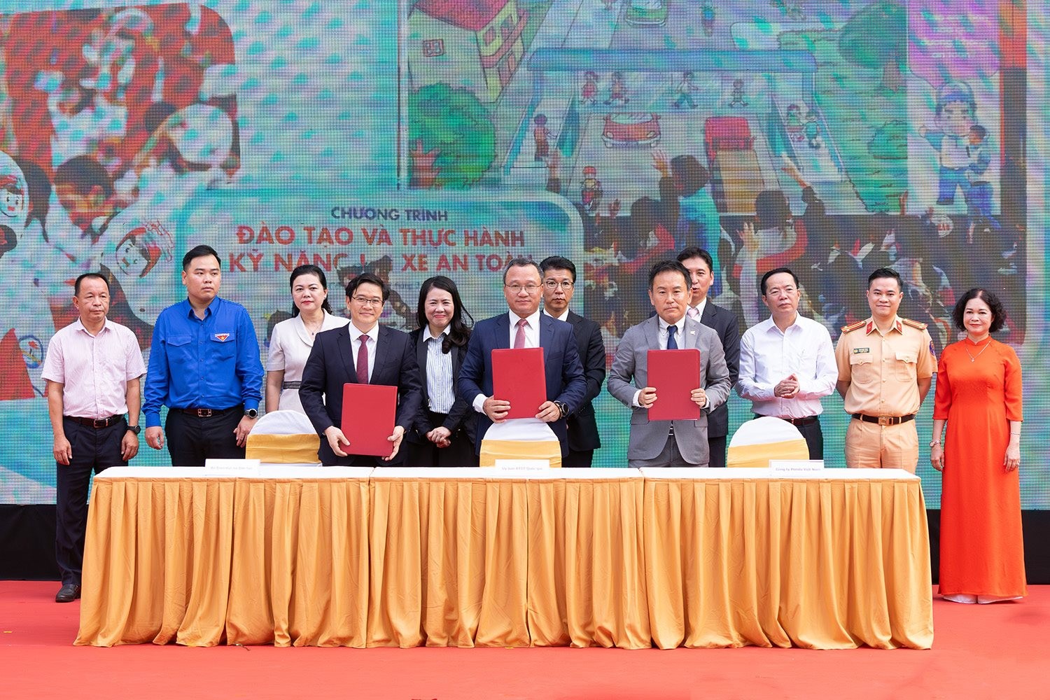 Honda Việt Nam trao tặng 2 triệu mũ bảo hiểm cho học sinh lớp 1 trên toàn quốc