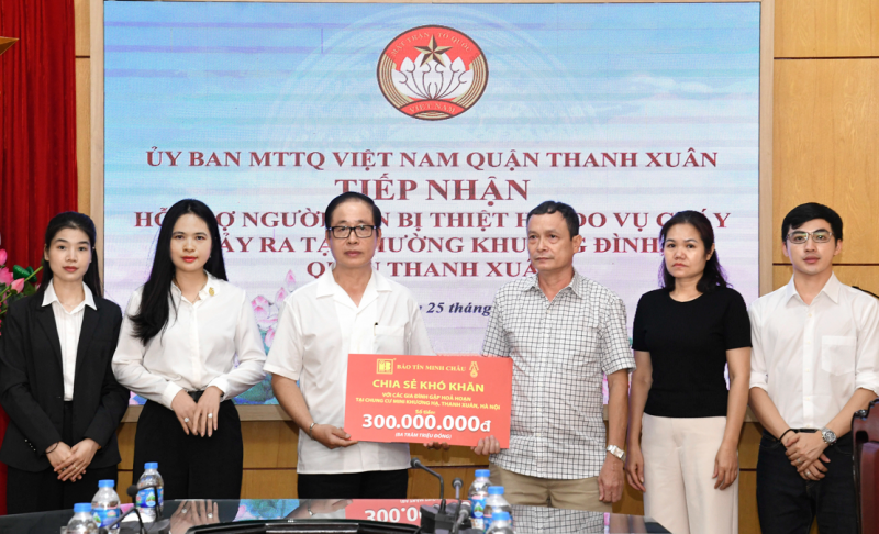 Doanh nhân văn hóa – Tổng giám đốc Vũ Minh Châu đã trao số tiền 300 triệu đồng ủng hộ gia đình các nạn nhân trong vụ cháy chung cư mini tại Khương Hạ, Thanh Xuân, Hà Nội  Doanh nhân văn hóa – Tổng giám đốc Vũ Minh Châu đã trao số tiền 300 triệu đồng ủng hộ gia đình các nạn nhân trong vụ cháy chung cư mini tại Khương Hạ, Thanh Xuân, Hà Nội