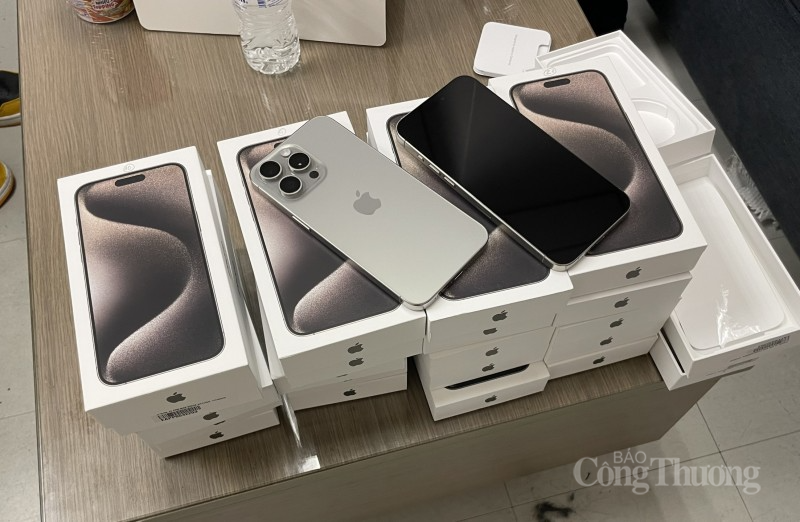 Bắt giữ 2 lô hàng Iphone 15 Pro Max nhập lậu qua sân bay Tân Sơn Nhất Bắt giữ 2 lô hàng Iphone 15 Pro Max nhập lậu qua sân bay Tân Sơn Nhất