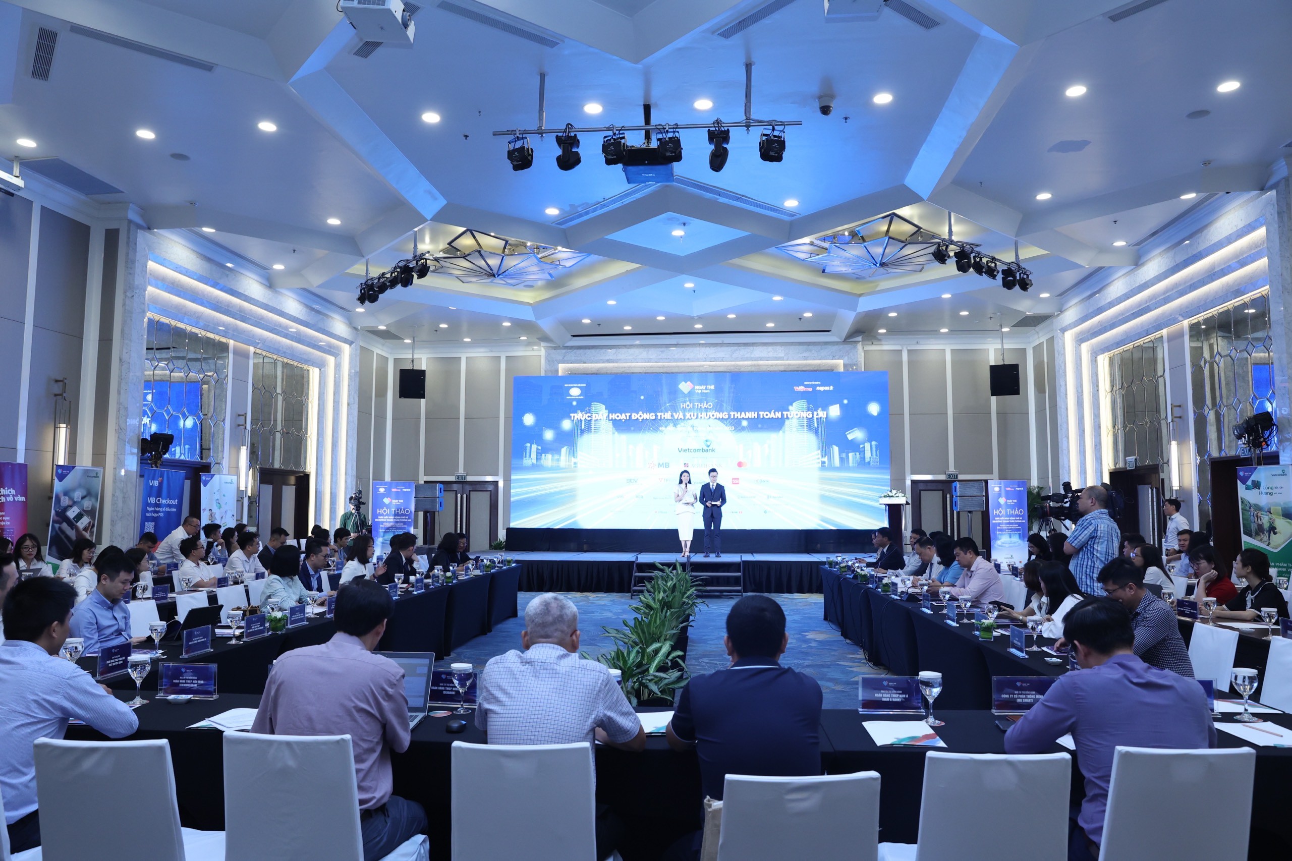 Phó Thống đốc Phạm Tiến Dũng: Sử dụng thẻ thanh toán người dân phải thấy “tiện và lợi”