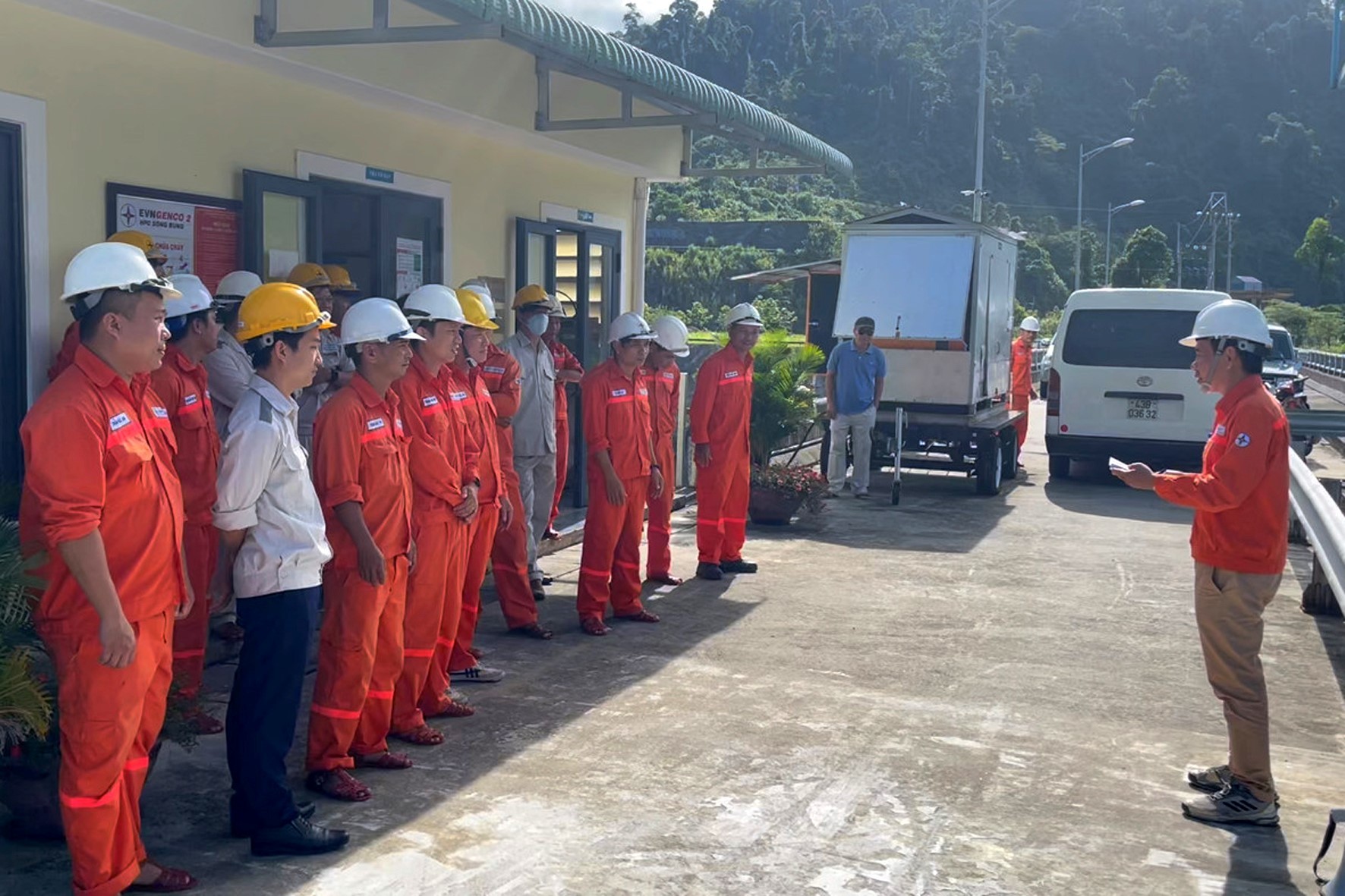 Triển khai công việc và phân công nhiệm vụ diễn tập cho các thành viên Đội xung kích PCTT&TKCN PXVH Sông Bung 4 Triển khai công việc và phân công nhiệm vụ diễn tập cho các thành viên Đội xung kích PCTT&TKCN PXVH Sông Bung 4