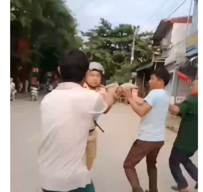 Vụ bị nhóm người đuổi đánh, cán bộ CSGT rút súng bắn chỉ thiên: Tạm giữ 1 đối tượng - Ảnh 1. Vụ bị nhóm người đuổi đánh, cán bộ CSGT rút súng bắn chỉ thiên: Tạm giữ 1 đối tượng - Ảnh 1.