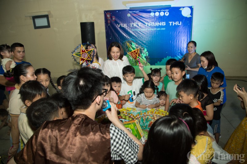 Đà Nẵng: Trao quà cho các cháu thiếu nhi con công nhân, người lao động có hoàn cảnh khó khăn