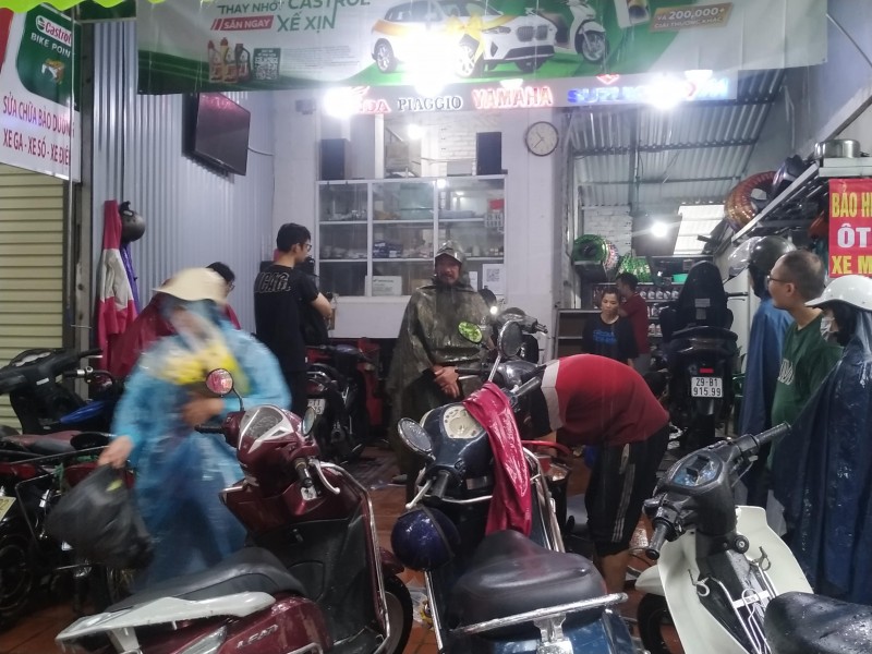 Cửa hàng sửa xe của anh Phong hoạt động hết công suất từ sáng Cửa hàng sửa xe của anh Phong hoạt động hết công suất từ sáng