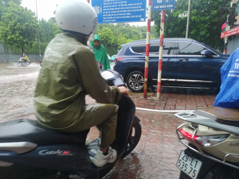 Nhiều xe phải quay đầu, tránh tình trạng chết máy Nhiều xe phải quay đầu, tránh tình trạng chết máy