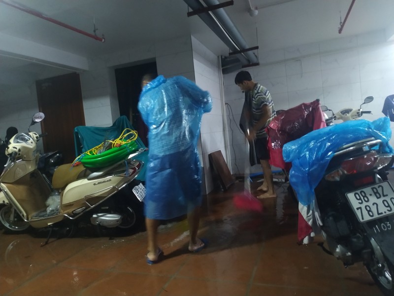 Người dân phải dọn dẹp, thoát nước ở hầm xe Người dân phải dọn dẹp, thoát nước ở hầm xe
