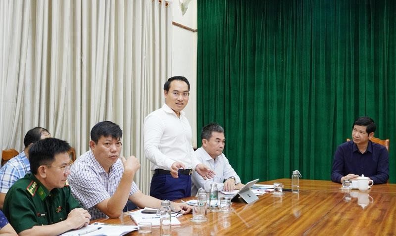 Đại diện Công ty Cổ phần Regal Group - trình bày kế hoạch tổ chức chương trình chào đón mới 2024 tại khu đô thị du lịch quốc tế Regal Legend với UBND tỉnh và các sở, ngành, đơn vị liên quan. (Ảnh: Quảng Bình gov.vn) Đại diện Công ty Cổ phần Regal Group - trình bày kế hoạch tổ chức chương trình chào đón mới 2024 tại khu đô thị du lịch quốc tế Regal Legend với UBND tỉnh và các sở, ngành, đơn vị liên quan. (Ảnh: Quảng Bình gov.vn)