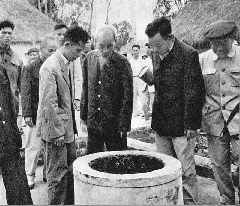 Bác Hồ thăm xã Nam Chính, huyện Nam Sách, tỉnh Hải Dương, Người căn dặn nhân dân thực hiện nếp sống văn hóa mới, đào giếng để có nước sạch (15/2/1965). Ảnh: hochiminh.vn Bác Hồ thăm xã Nam Chính, huyện Nam Sách, tỉnh Hải Dương, Người căn dặn nhân dân thực hiện nếp sống văn hóa mới, đào giếng để có nước sạch (15/2/1965). Ảnh: hochiminh.vn