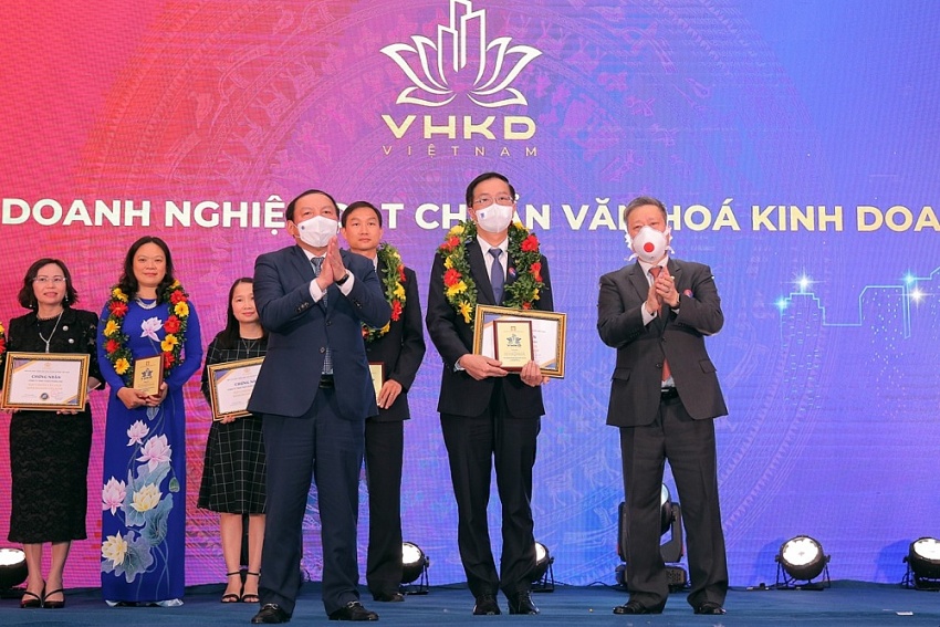 Ông Trần Quang Dũng, Trưởng Ban Truyền thông và Văn hóa doanh nghiệp Petrovietnam nhận chứng nhận tôn vinh Để sự lan tỏa tạo thành sức mạnh