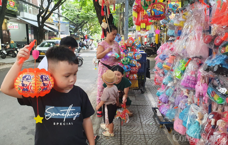 Thị trường trung thu Đà Nẵng: Nơi “đắt khách”, chỗ đua nhau giảm giá Thị trường trung thu Đà Nẵng: Nơi “đắt khách”, chỗ đua nhau giảm giá