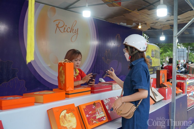 Thị trường trung thu Đà Nẵng: Nơi “đắt khách”, chỗ đua nhau giảm giá Thị trường trung thu Đà Nẵng: Nơi “đắt khách”, chỗ đua nhau giảm giá