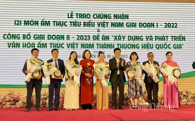 VCCA trao chứng nhận 121 món ẩm thực tiêu biểu Việt Nam VCCA trao chứng nhận 121 món ẩm thực tiêu biểu Việt Nam
