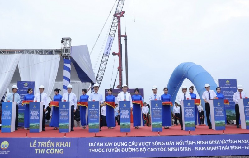 Cầu vượt sông Đáy nối Nam Định - Ninh Bình 1.450 tỷ đồng được triển khai thi công Cầu vượt sông Đáy nối Nam Định - Ninh Bình 1.450 tỷ đồng được triển khai thi công