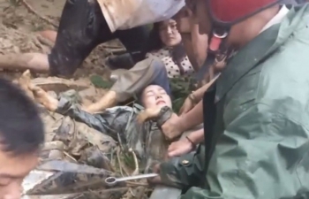 Nghệ An kịp thời giải cứu 2 cô giáo bị vùi lấp do sạt lở