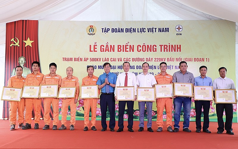 Gắn biển công trình Trạm biến áp 500kV Lào Cai và các đường dây 220kV đấu nối Gắn biển công trình Trạm biến áp 500kV Lào Cai và các đường dây 220kV đấu nối