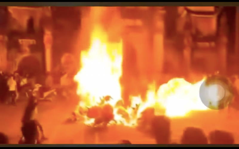 Ngọn lửa lan ra khỏi khu vực lửa trại khiến nhiều trẻ bị thương Ngọn lửa lan ra khỏi khu vực lửa trại khiến nhiều trẻ bị thương