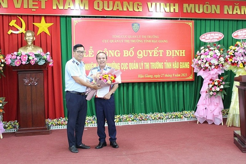 Ông Nguyễn Văn Bé Tư giữ chức Cục Quản lý thị trường tỉnh Hậu Giang Ông Nguyễn Văn Bé Tư giữ chức Cục Quản lý thị trường tỉnh Hậu Giang