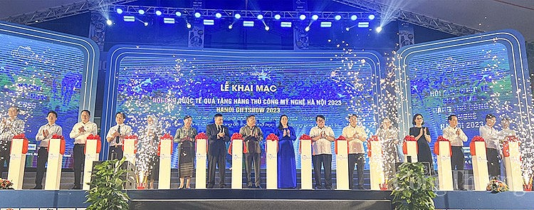 các đại biểu căt băng khai mạc Hội chợ các đại biểu căt băng khai mạc Hội chợ