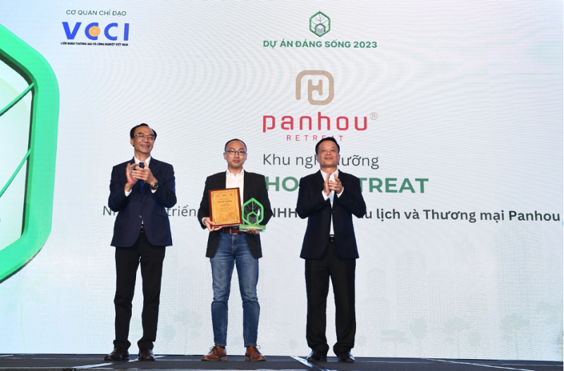 Ông Kiên Lê – CEO Panhou Retreat nhận Chứng nhận “Khu nghỉ dưỡng được yêu thích nhất năm 2023” từ Ban Tổ chức và đại diện Cục Du lịch Quốc gia Việt Nam Ông Kiên Lê – CEO Panhou Retreat nhận Chứng nhận “Khu nghỉ dưỡng được yêu thích nhất năm 2023” từ Ban Tổ chức và đại diện Cục Du lịch Quốc gia Việt Nam