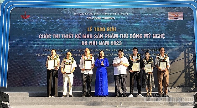 Vinh danh 90 sản phẩm đạt giải Cuộc thi Thiết kế mẫu sản phẩm thủ công mỹ nghệ Hà Nội năm 2023 Vinh danh 90 sản phẩm đạt giải Cuộc thi Thiết kế mẫu sản phẩm thủ công mỹ nghệ Hà Nội năm 2023