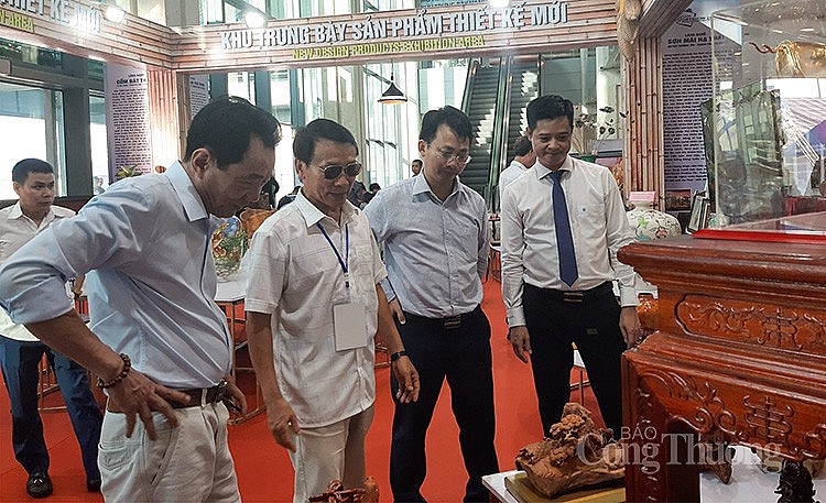Các đại biểu tham qua khu trưng bày các sản phẩm đạt giải Các đại biểu tham qua khu trưng bày các sản phẩm đạt giải