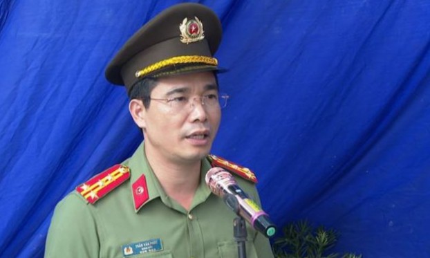 undefined Đồng chí Đại tá Trần Văn Phúc - Ủy viên Ban Thường vụ Tỉnh ủy, Bí thư Đảng ủy, Giám đốc Công an tỉnh phát biểu tại gia đình đồng chí Đỗ Văn Tú. Ảnh: CACC