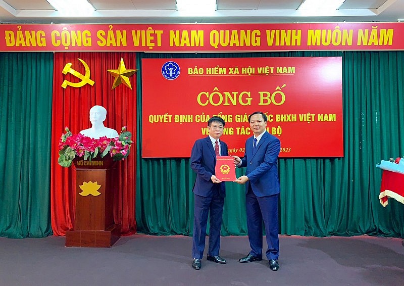 Phó Tổng Giám đốc BHXH Việt Nam Chu Mạnh Sinh trao Quyết định tiếp nhận và bổ nhiệm ông Phạm Thái Sơn Phó Tổng Giám đốc BHXH Việt Nam Chu Mạnh Sinh trao Quyết định tiếp nhận và bổ nhiệm ông Phạm Thái Sơn
