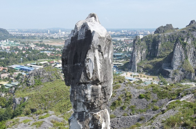 Cận cảnh Hòn Vọng Phu ở Thanh Hóa có thể đổ sập bất cứ lúc nào - Ảnh 6.