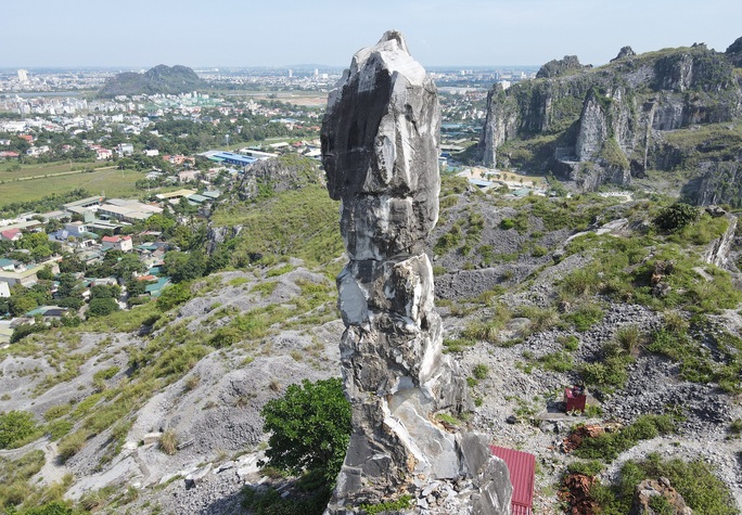 Cận cảnh Hòn Vọng Phu ở Thanh Hóa có thể đổ sập bất cứ lúc nào - Ảnh 5.