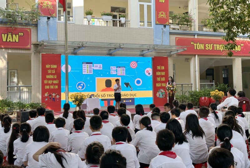 Giáo viên, học sinh trường THCS Hoàng Hoa Thám chia sẻ về một số kỹ năng tự học trong kỷ nguyên số. Giáo viên, học sinh trường THCS Hoàng Hoa Thám chia sẻ về một số kỹ năng tự học trong kỷ nguyên số.