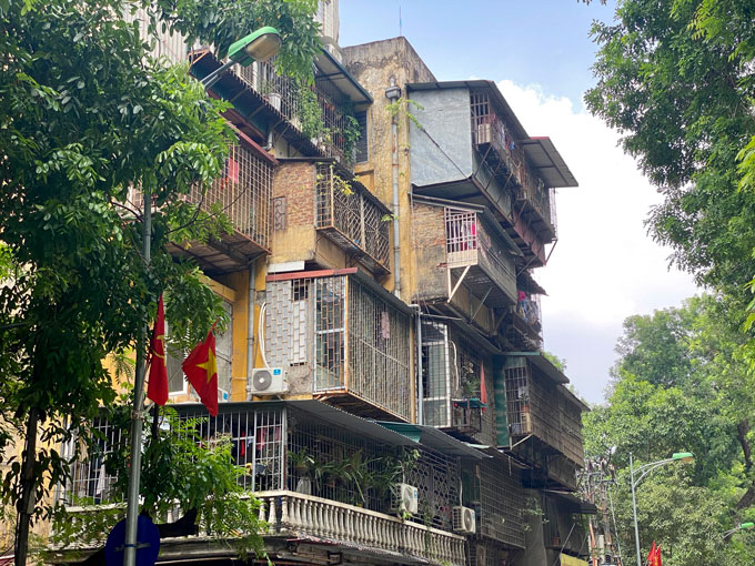 Những “chuồng cọp” lơ lửng trên không giăng kín toàn Khu tập thể Kim Liên. Ảnh: Vĩnh Hoàng