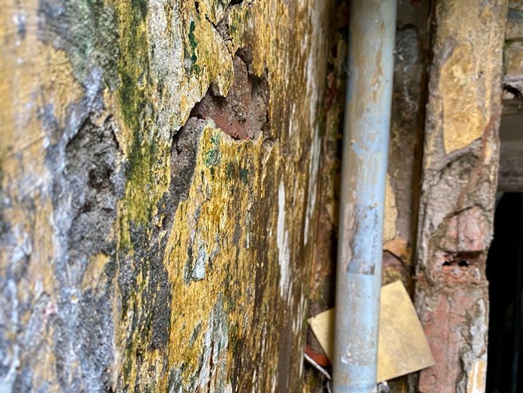 Một lối đi vào Khu tập thể B20 Kim Liên chỉ cao khoảng 1m5, đã xuống cấp nghiêm trọng. Ảnh: Vĩnh Hoàng