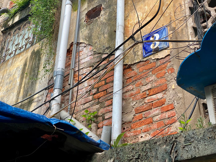 Nhiều mảng tường xuống cấp, bong tróc. Ảnh: Vĩnh Hoàng