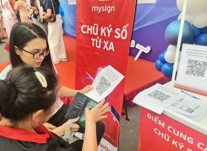 Đến nay, có khoảng 10.000 chữ ký số được cấp cho người dân Hà Nội. Ảnh: Phạm Linh Đến nay, có khoảng 10.000 chữ ký số được cấp cho người dân Hà Nội. Ảnh: Phạm Linh