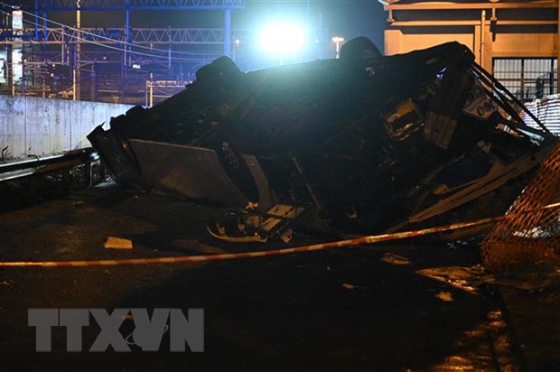 Italy: Xe buýt rơi khỏi cầu rồi bốc cháy, ít nhất 18 người thiệt mạng hình ảnh 1 Italy: Xe buyt roi khoi cau roi boc chay, it nhat 18 nguoi thiet mang hinh anh 1