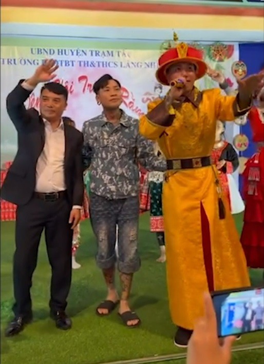 Cận cảnh những “áo trắng cổ cồn” nhảy múa phụ họa cho Phú Lê biểu diễn trong trang phục như vua chúa Cận cảnh những “áo trắng cổ cồn” nhảy múa phụ họa cho Phú Lê biểu diễn trong trang phục như vua chúa