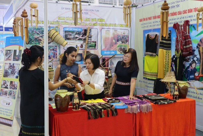 Ban Dân tộc tỉnh Kon Tum tổ chức trưng bày, giới thiệu sản phẩm nghề truyền thống của các dân tộctại Hội chợ hành lang Quốc tế Đông Tây - Đà Nẵng (Ảnh: Diệu Hằng) Ban Dân tộc tỉnh Kon Tum tổ chức trưng bày, giới thiệu sản phẩm nghề truyền thống của các dân tộctại Hội chợ hành lang Quốc tế Đông Tây - Đà Nẵng (Ảnh: Diệu Hằng)