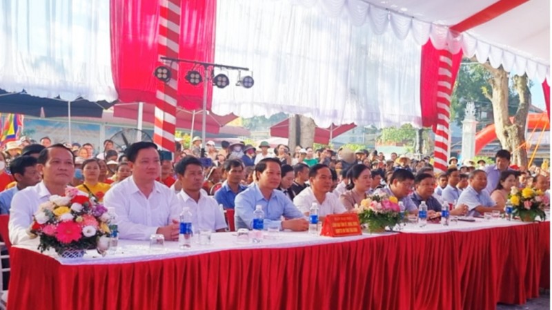 Đại biểu và nhân dân địa phương, du khách thập phương dự lễ khai hội. Ảnh: L.H Đại biểu và nhân dân địa phương, du khách thập phương dự lễ khai hội. Ảnh: L.H