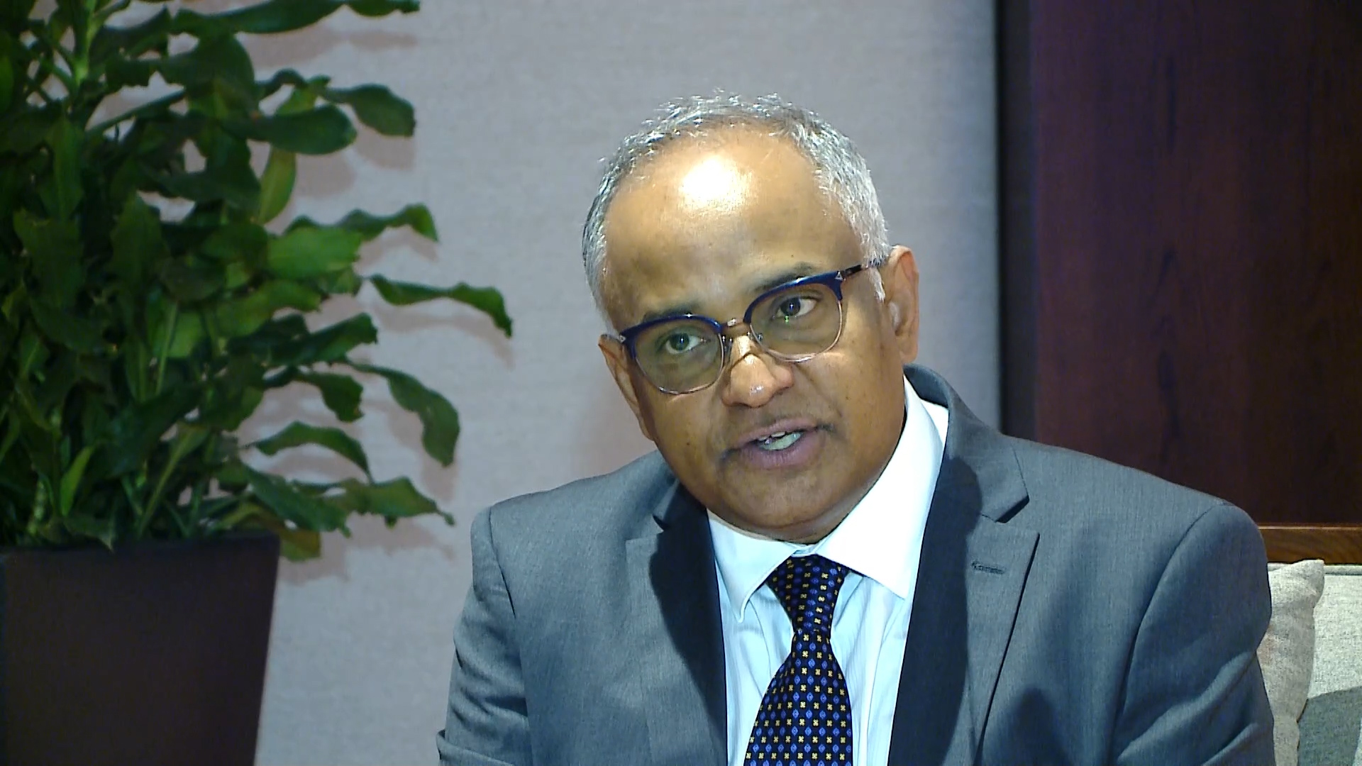 Việt Nam khá thành công trong việc ổn định nền kinh tế vĩ mô: Giám đốc ADB - Ảnh 1. Việt Nam khá thành công trong việc ổn định nền kinh tế vĩ mô: Giám đốc ADB - Ảnh 1.