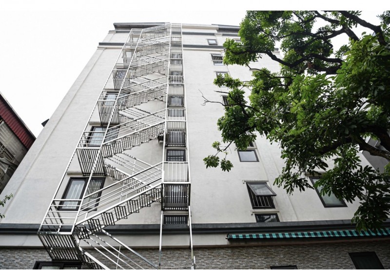 Rủi ro tiềm ẩn từ việc “đua” xây dựng thang thoát hiểm ngoài nhà Rủi ro tiềm ẩn từ việc “đua” xây dựng thang thoát hiểm ngoài nhà