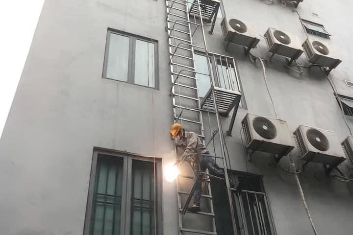 Rủi ro tiềm ẩn từ việc “đua” xây dựng thang thoát hiểm ngoài nhà Rủi ro tiềm ẩn từ việc “đua” xây dựng thang thoát hiểm ngoài nhà