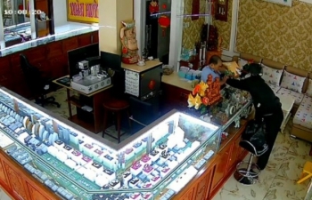Bạn đọc quan tâm 24h: Cựu trưởng phòng Thi hành án cướp tiệm vàng; bom hơn 300kg bất ngờ phát lộ