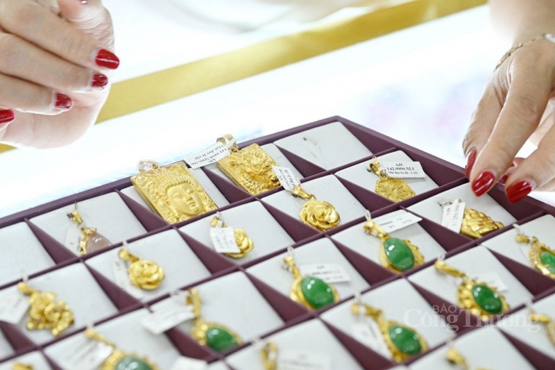 Giá vàng hôm nay 3/12/2023: Vàng trong nước bật tăng mạnh. Vàng thế giới lập đỉnh cao nhất mọi thời đại Giá vàng hôm nay 3/12/2023: Vàng trong nước bật tăng mạnh. Vàng thế giới lập đỉnh cao nhất mọi thời đại