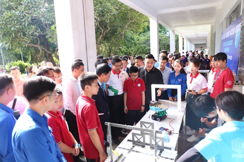 Các đại biểu tham quan gian hàng tại Ngày hội STEM Quốc gia 2023 Các đại biểu tham quan gian hàng tại Ngày hội STEM Quốc gia 2023